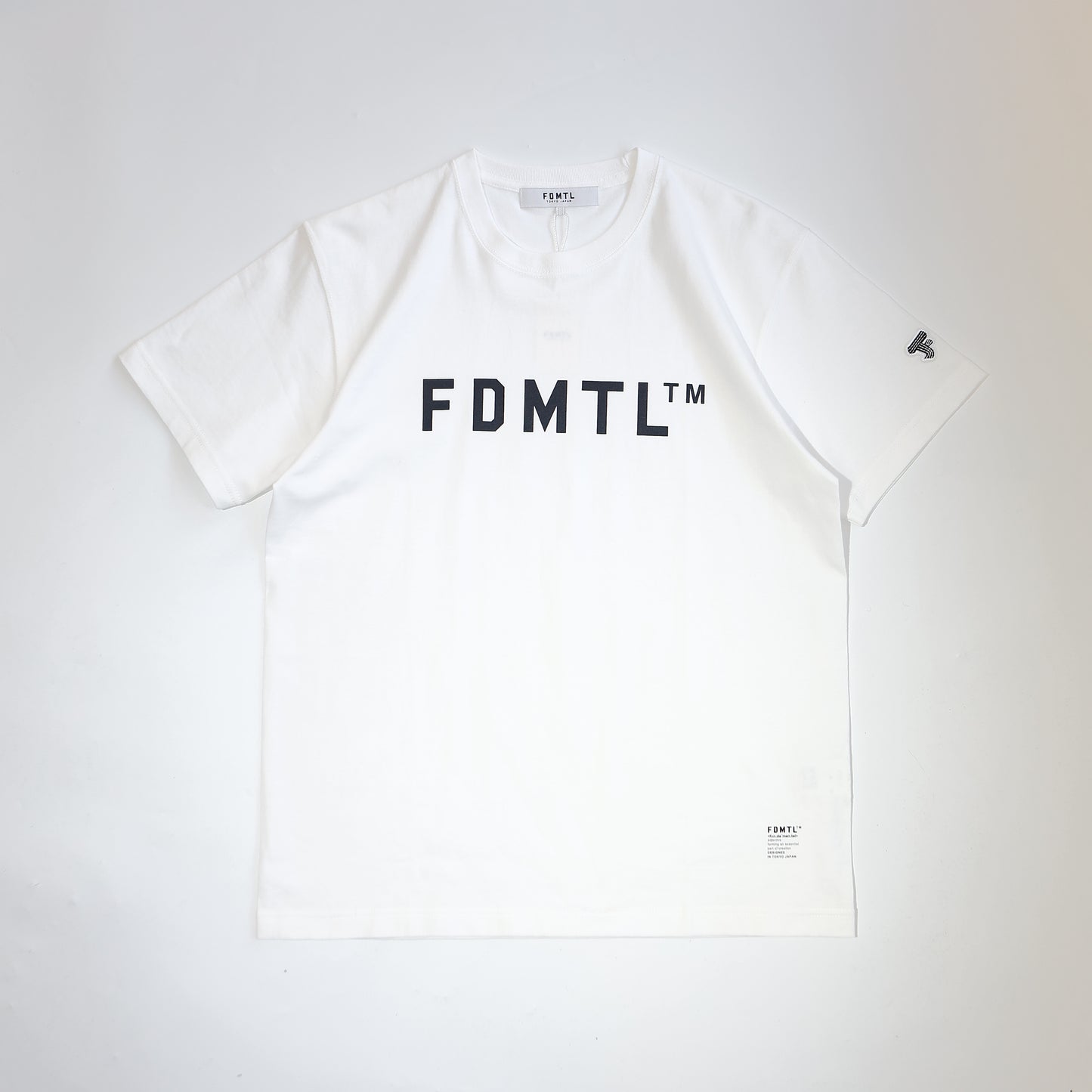 FDMTL FA25/TE18 LOGO TEE WHITE