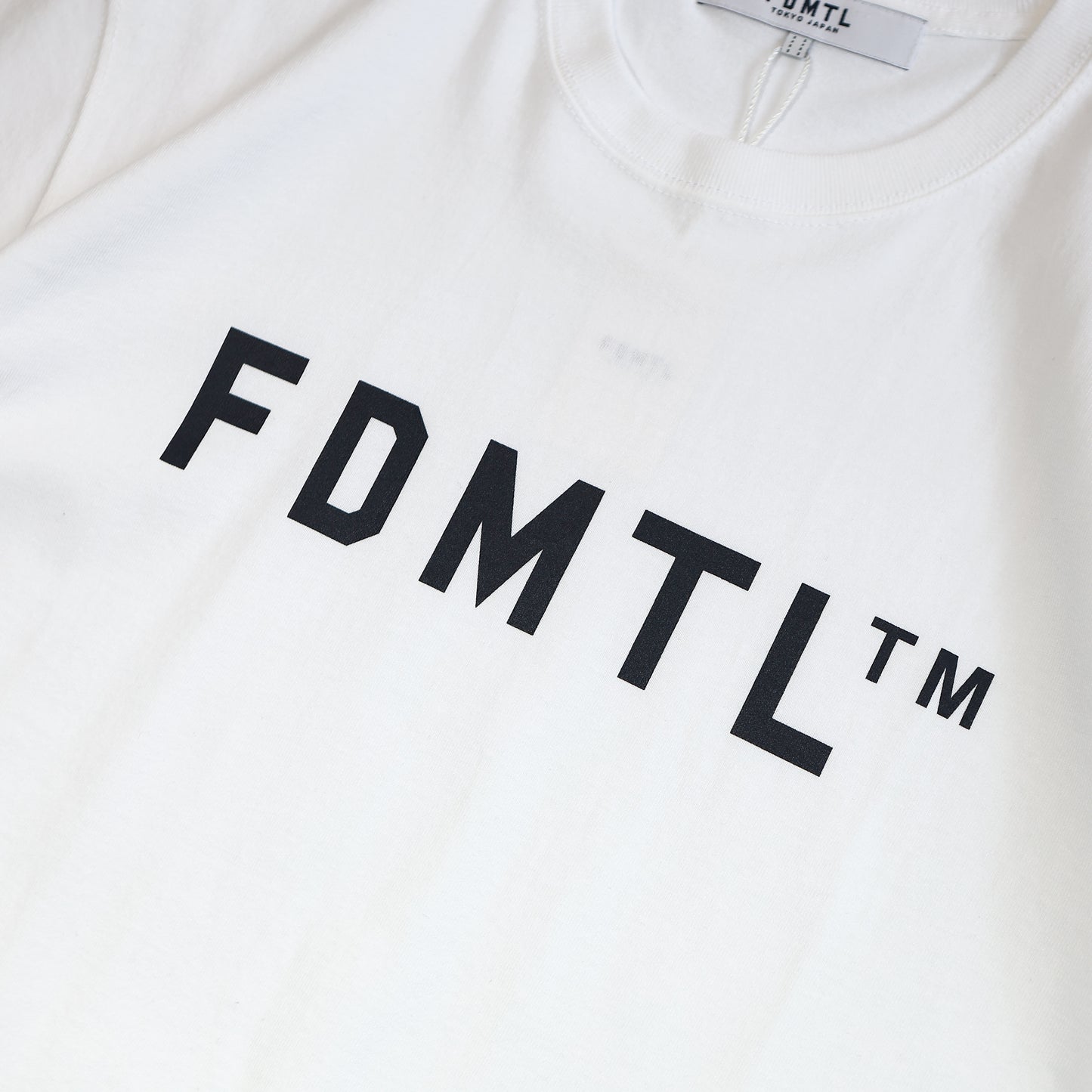 FDMTL FA25/TE18 LOGO TEE WHITE