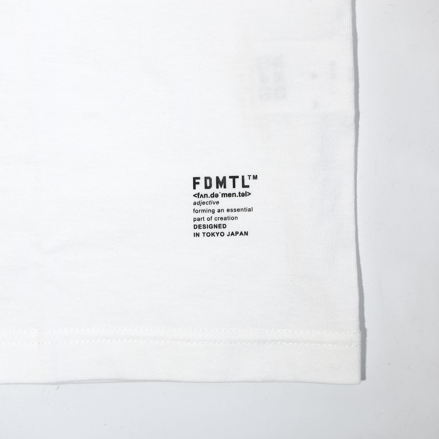 FDMTL FA25/TE18 LOGO TEE WHITE