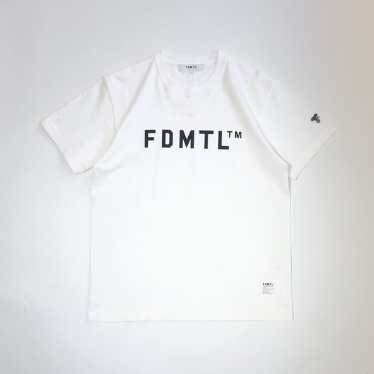 FDMTL FA25/TE18 LOGO TEE WHITE