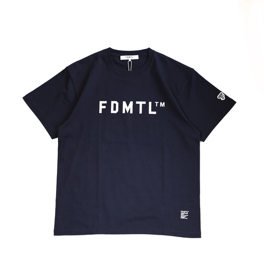 FDMTL FA25/TE18 LOGO TEE NAVY